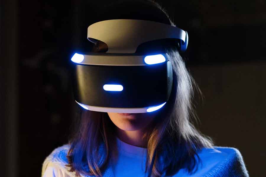 Seorang perempuan menggunakan headset virtual reality