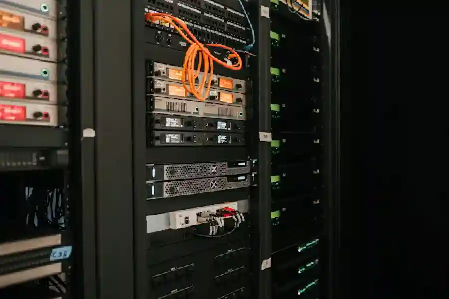 Shared Hosting Murah Belum Tentu Efisien, Kenali 5 Masalah Utama dan Waktu Tepat Beralih ke VPS untuk Website Bisnis Ilustrasi server (foto: Kevin Ache/unsplash)